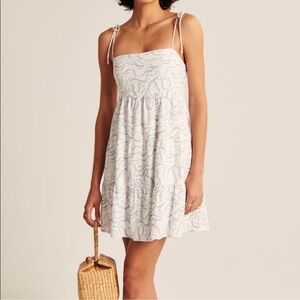 XS Abercrombie & Fitch Women's White and Blue Patterned Linen Blend Dress